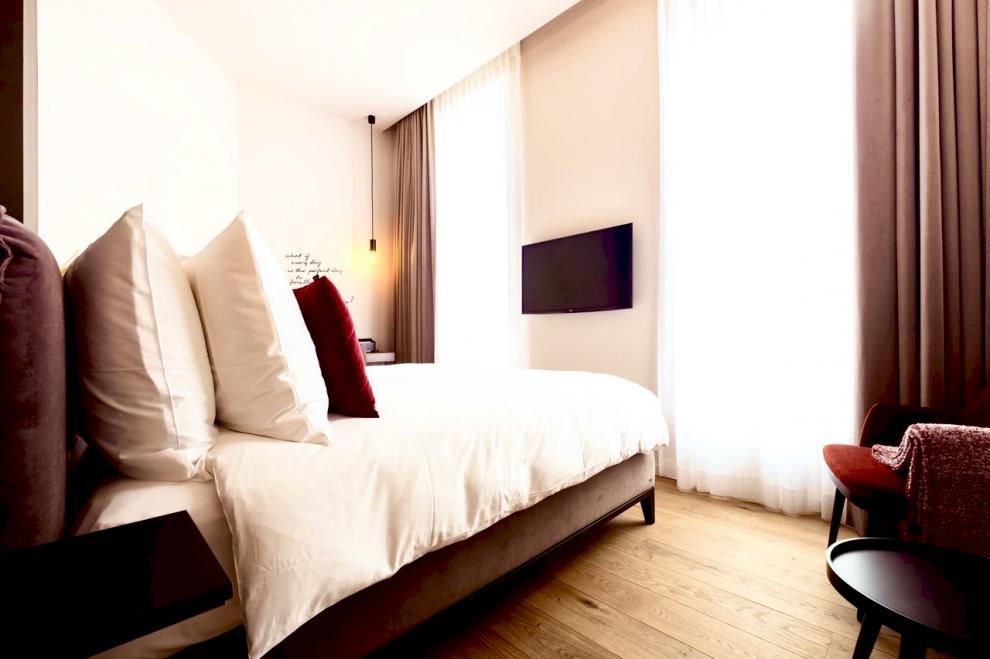 Des chambres spacieuses et élégantes, dotées d'équipements modernes et offrant une vue imprenable sur Anvers, pour une nuit de sommeil idéale. Des chambres spacieuses et élégantes, dotées d'équipements modernes et d'une vue imprenable sur Anvers, pour une nuit de sommeil idéale. Réservez votre chambre et préparez-vous à un séjour luxueux au cœur d'Anvers à l'hôtel U Eat U Sleep.
