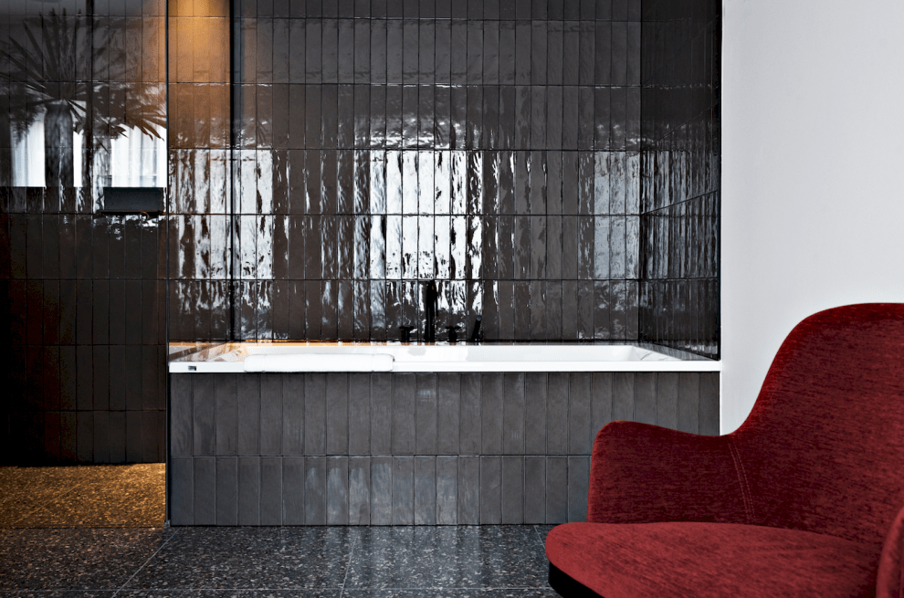 Geniet van pure verwennerij in onze Luxury Room met een luxueus ligbad. Ultieme ontspanning en comfort in een stijlvolle omgeving.