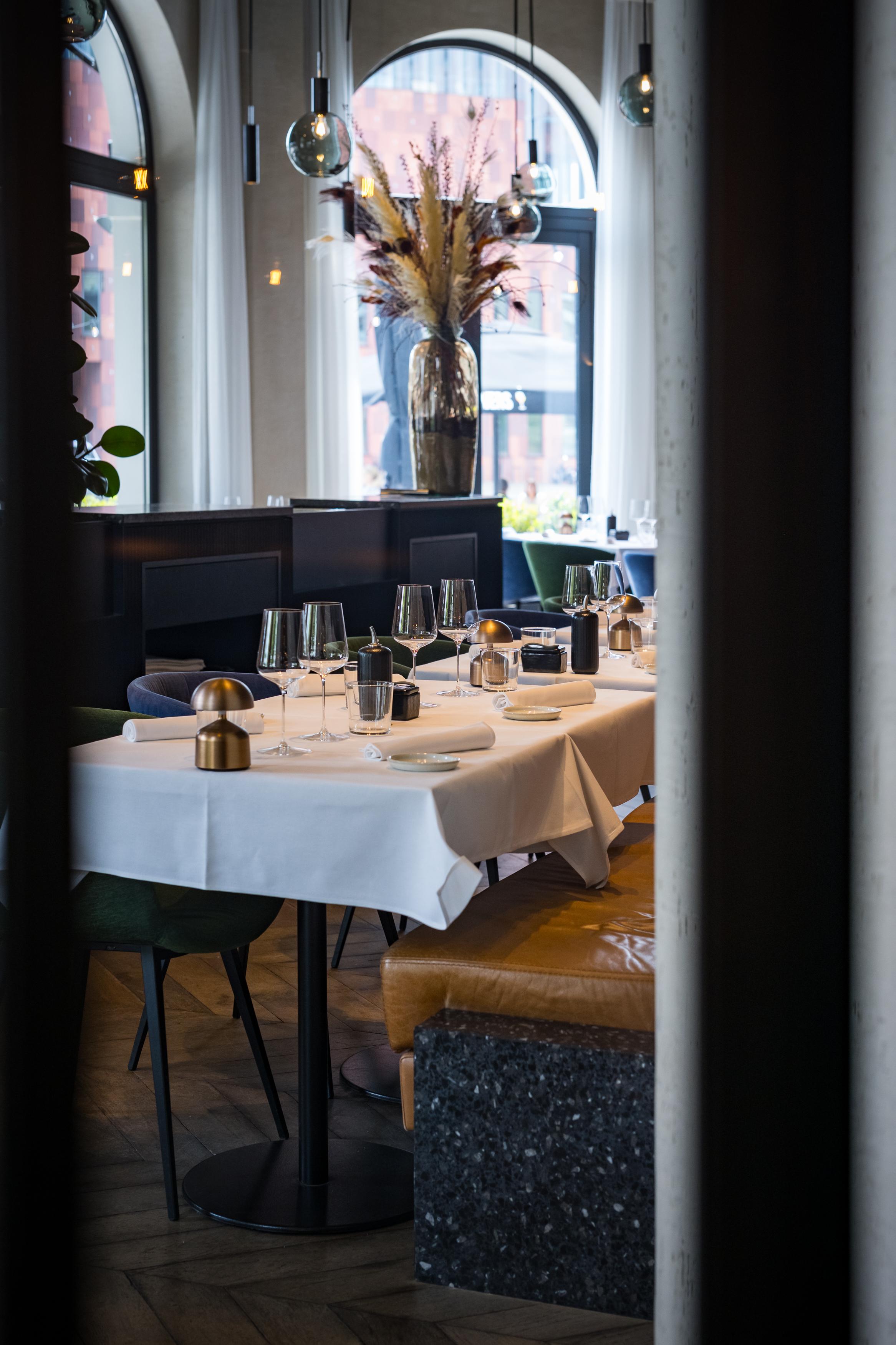 U Eat U Sleep is a hospitality concept in the heart of Antwerp. Where luxury and comfort come together. U Eat U Sleep is a hospitality concept in the heart of Antwerp. Where luxury and comfort come together.